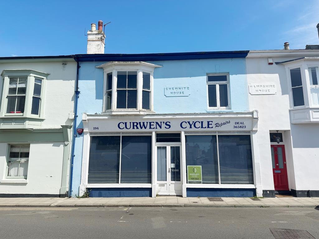 Lot: 123 - PLANNING FOR RESIDENTIAL CONVERSION IN DESIRABLE LOCATION - Mid terraced property in town centre